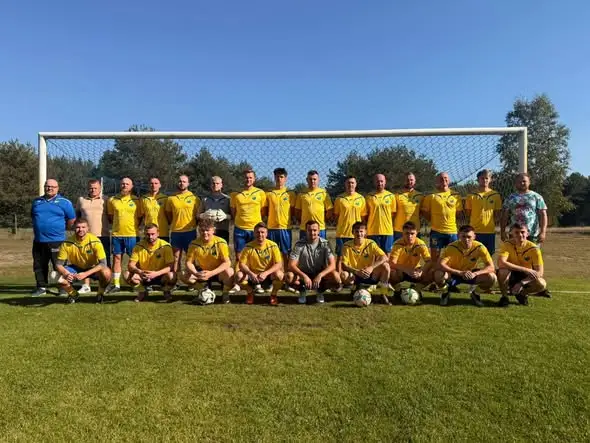 Nowe stroje meczowe dla drużyny z Żabna – żółto-niebieskie barwy na nowy sezon
