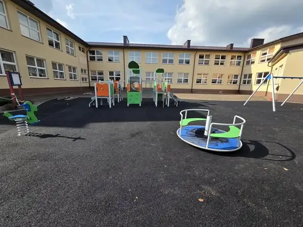 Wandalizm na placu zabaw w Przyszowie. Wójt Gminy Bojanów zapowiada surowe konsekwencje