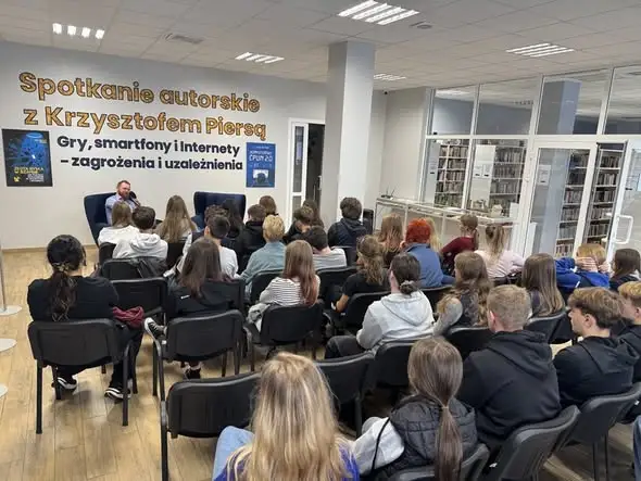 Krzysztof Piersa ostrzegał młodzież z Pysznicy przed uzależnieniem od smartfonów i Internetu