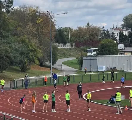 Sztafetowe biegi przełajowe na stadionie – sukces uczniów PSP5