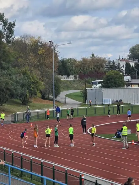 Sztafetowe biegi przełajowe na stadionie – sukces uczniów PSP5