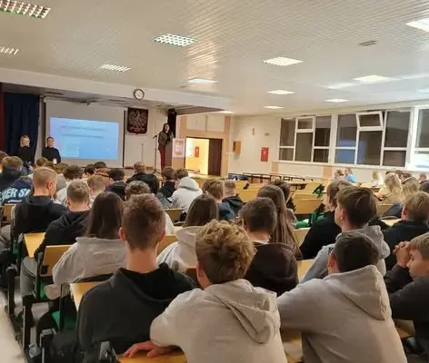 Stalowa Wola: Uczniowie „Budowlanki” w kampanii „Nie odbieraj sobie głosu”