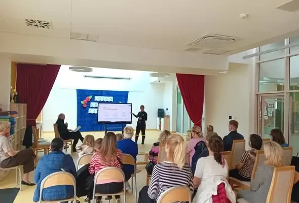 Strażacy z OSP Stalowa Wola uczyli przedszkolaków i rodziców bezpieczeństwa