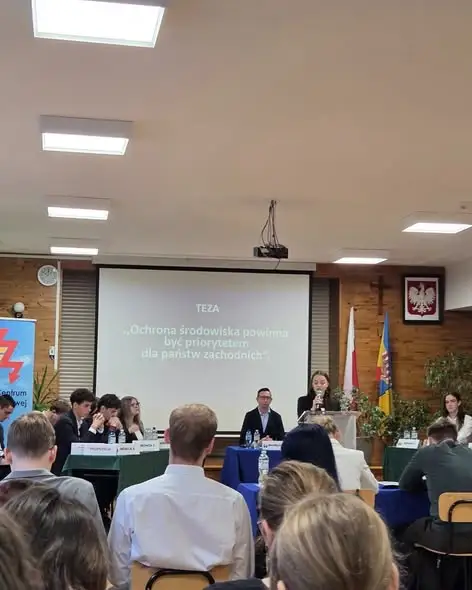 Uczniowie z ZSP nr 2 w Stalowej Woli debatowali o ochronie środowiska w ćwierćfinale rozgrywek oksfordzkich
